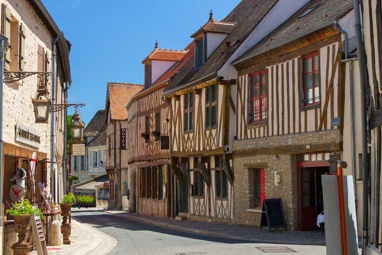 Calle con casas de entramado de madera en Provins, Ile de Francia, Francia