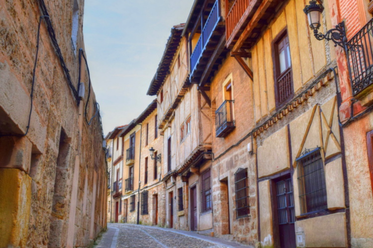 Calle que sube hacia el castillo de Frías, Burgos