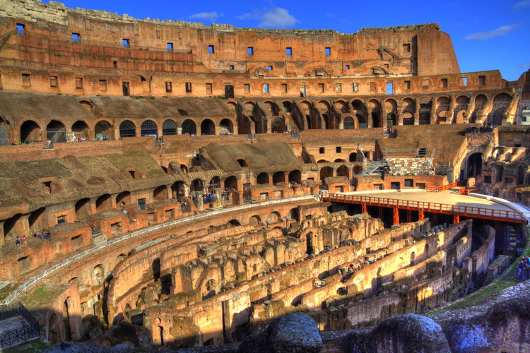 Interior del Coliseo, Roma, Italia