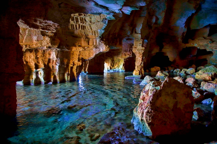 Interior de la Cova Tallada en Xàbia