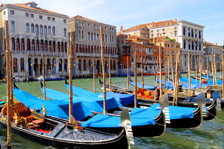 Góndolas en el Gran Canal, Venecia, Italia