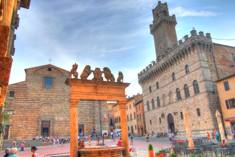 Plaza principal de Montepulciano, Toscana, Italia