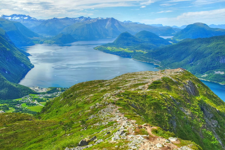 Vistas de la parte final por la cresta, Romsdalseggen, Noruega, Andalsnes