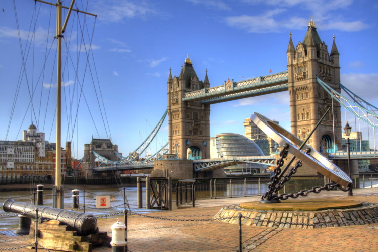 Tower Bridge de Londres desde el monumento del delfín, UK