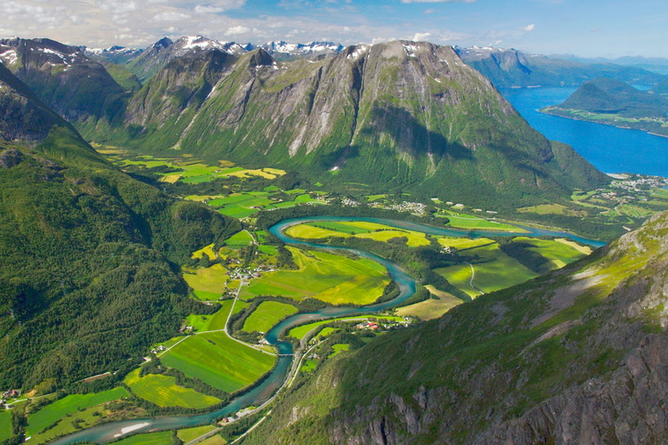 Vistas hacia la salida del Rauma al fiordo, Romsdalseggen, Noruega, Andalsnes