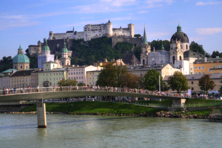 Vistas desde la orilla norte del río, Salzburgo, Austria