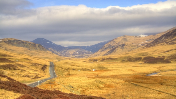 Carretera atravesando un paisaje de la Escocia Central