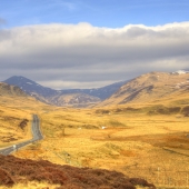 Carretera atravesando un paisaje de la Escocia Central