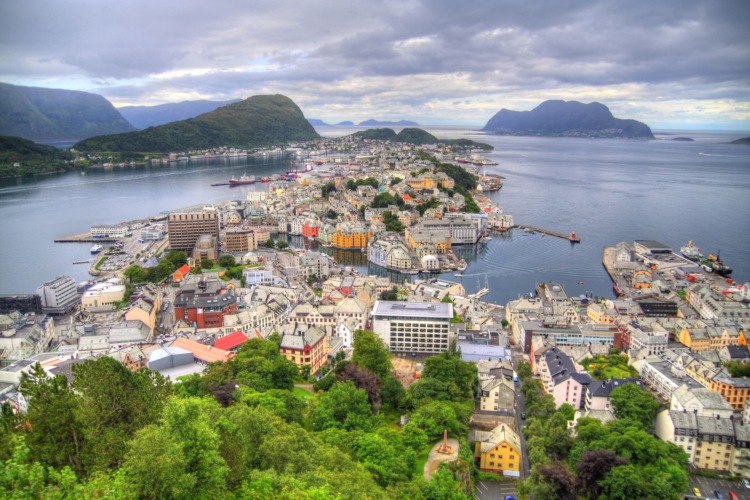 Vista de Alesund desde el mirador, Noruega, fiordos