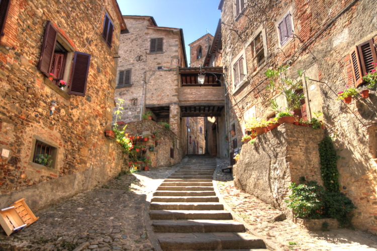 Callejón en Anghiari, Arezzo, Toscana, Italia