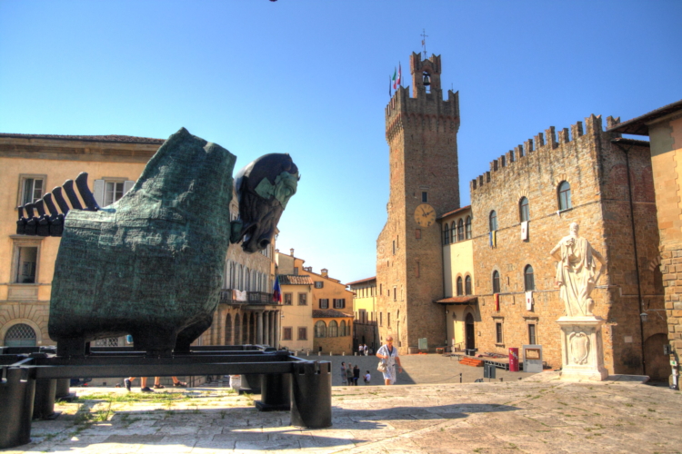 Plaza de la catedral de Arezzo, Toscana, Italia