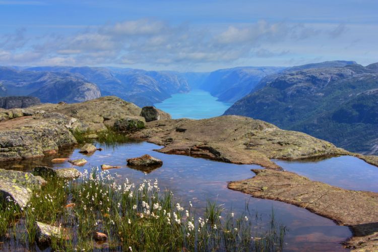 Vistas hacia el fiordo Lysefjord