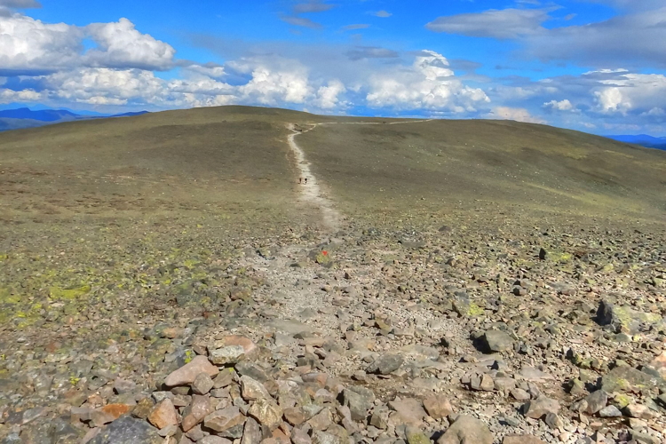 Parte más alta de la ruta alejada del acantilado, Bersseggen,Noruega