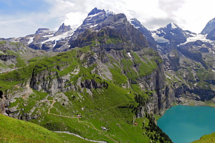 Entre refugios, Oeschinensee, Berna, Suiza, Alpes