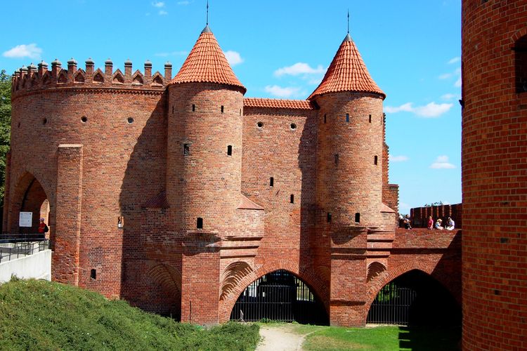 Barbacana y muralla de Varovia, Polonia