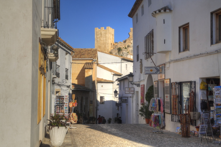 Calle principal del barrio del castillo de Guadalest