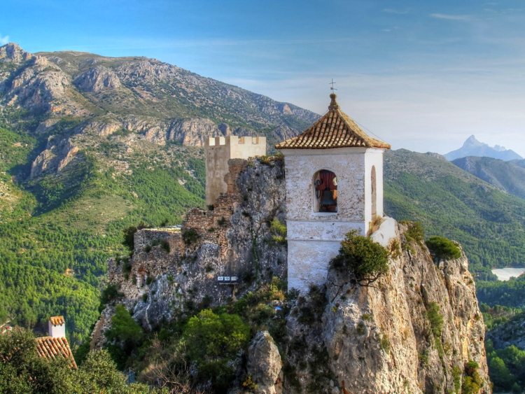 Vista del campanario y la torre de la fortaleza