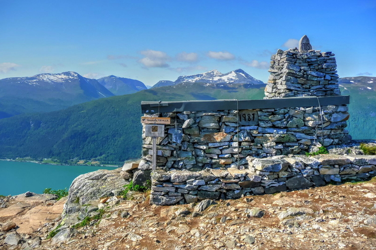 Construcción al final de la cresta, Romsdalseggen, Noruega, Andalsnes