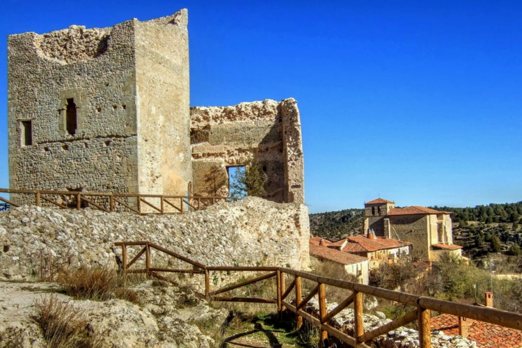 Vistas del castillo y el pueblo al fondo