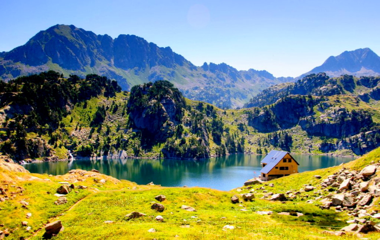 Refugio de Colomers en el lago homónimo