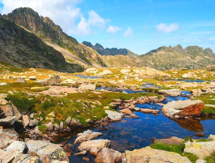 Rocas y más lagos en la Ruta Larga