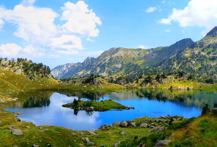 Lago a lo largo de la ruta