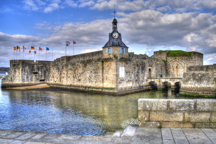 Murallas de la parte vieja en Concarneau, Bretaña, Francia