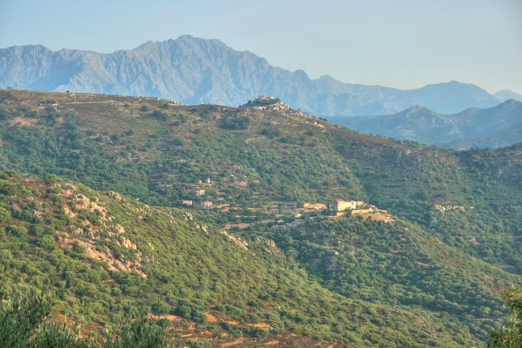 Vistas hacia San Antonino desde Corbara, Córcega, Francia