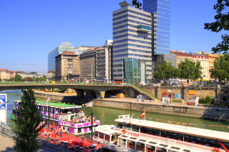 Danubio a su paso por Viena, Austria