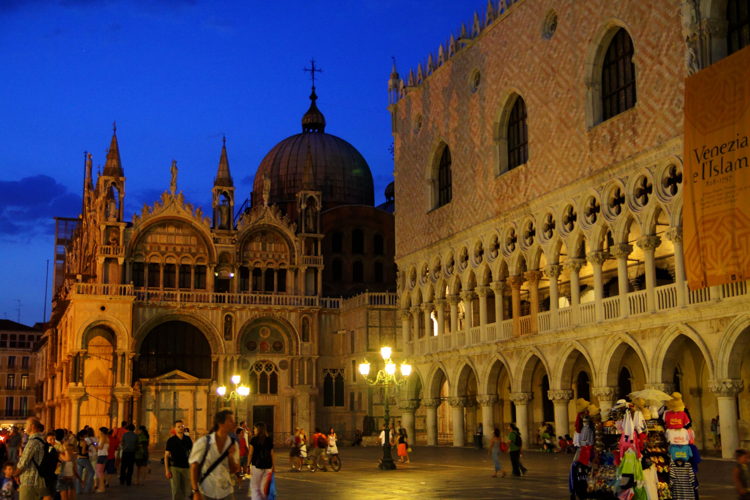 Basílica de noche, Venecia, Italia