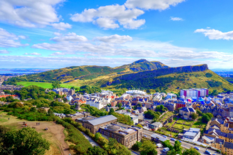 Vistas desde Calton Hill hacia Arthur Seat, Edinburgh, Escocia, Edinburgo