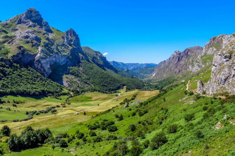 Vistas hacia el Valle del lago del Valle, Somiedo, Asturias