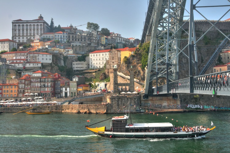 Puente Luiz I con Escadas do Codeçal al fondo, Oporto, Portugal