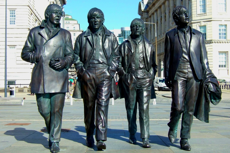 Estatua de los Beatles en Liberpool, Inglaterra, Reino Unido