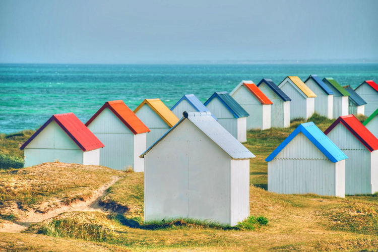 Casetas de colores, Gouvilles-sur-Mer, Normandía, Francia
