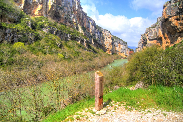 Vistas hacia atrás en la foz de Lumbier, Navarra