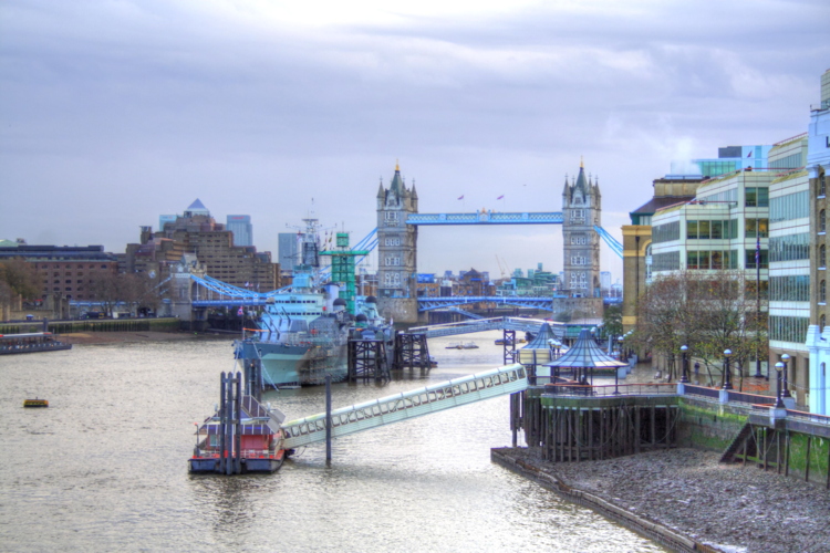 HMS Belfast con el Tower Bridge detrás