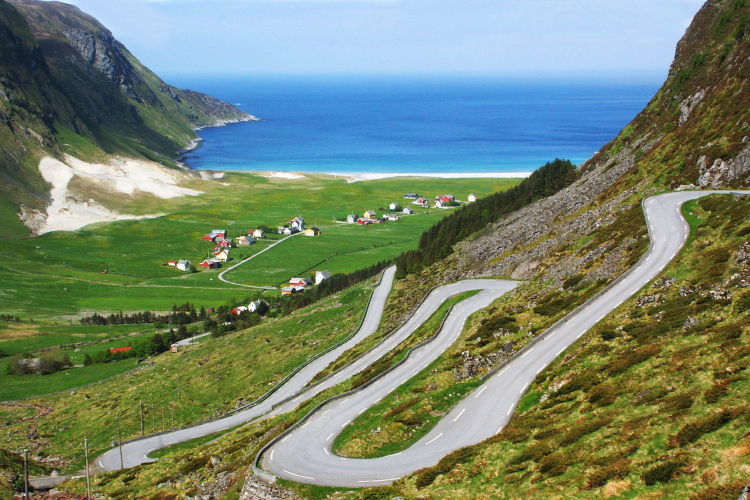 Bajada hacia la playa de Hoddevik, Noruega, fiordos