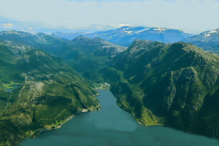 Vista desde el acantilado de Hornelen, Noruega, fiordos