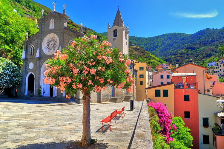 Iglesia de Riomaggiore, Cinque Terre, Italia