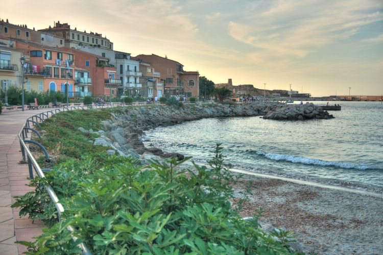 Paseo marítimo de Ille Rousse, Córcega, Francia