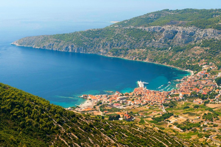 Komiza en la isla de Vis, Croacia