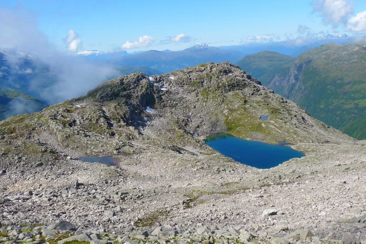 Lago en la subida a Skala, Loen, Stryn, Noruega