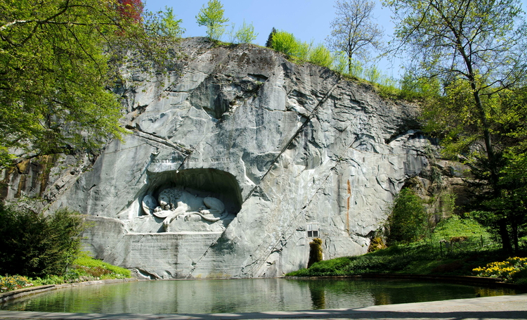 Estatua del león moribundo