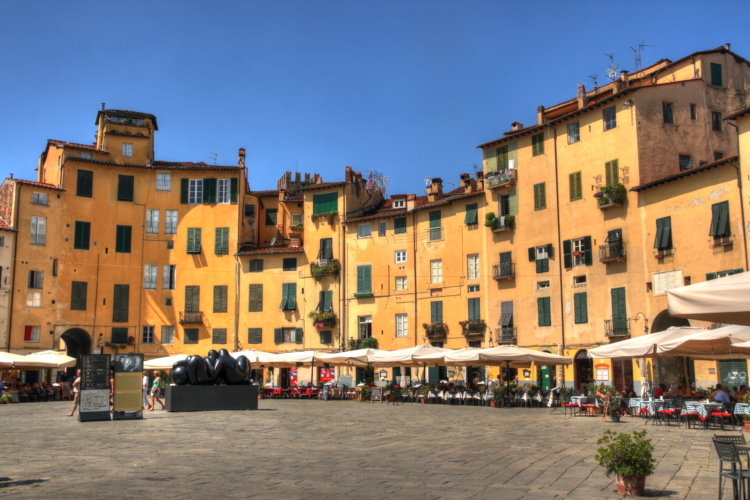 Plaza del Anfiteatro en Lucca, Toscana, Italia