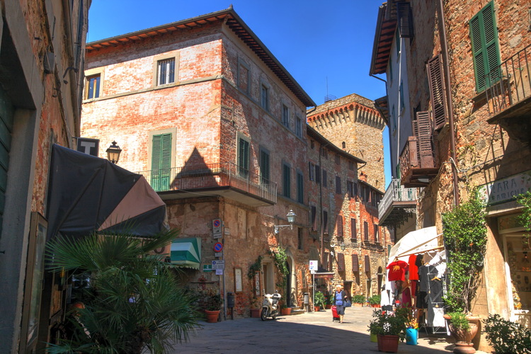 Calle en Lucignano, Toscana, Italia