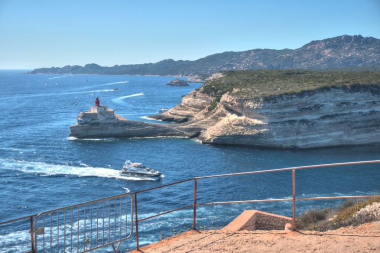 Faro de la Madonetta desde Bonifacio, Córcega, Francia