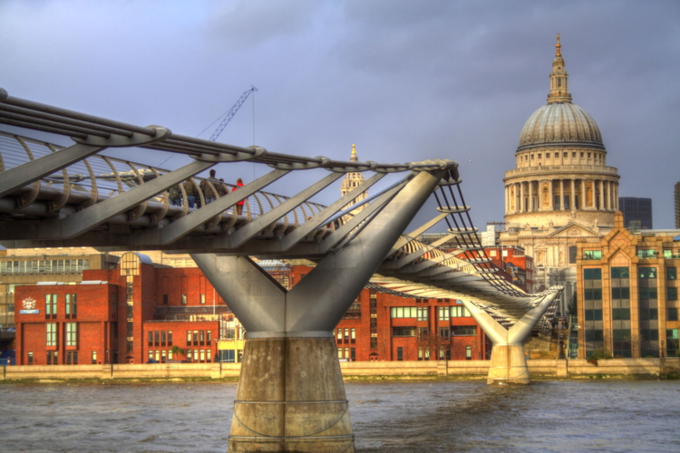 Millenium Bridge con la catedral de Londres al fondo, UK, Reino Unido