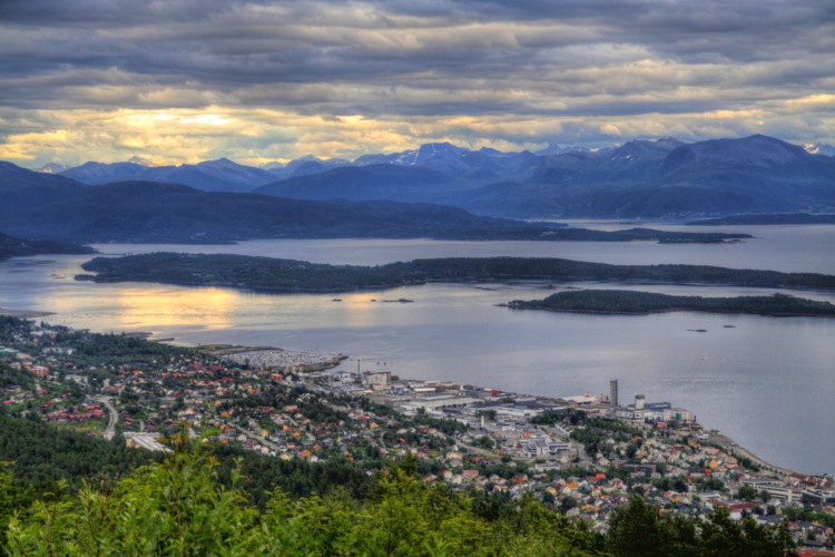 Vista de Molde desde el mirador de Varden, Noruega, fiordos