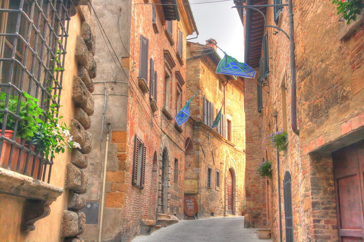 Calle de Montepulciano, Toscana, Italia